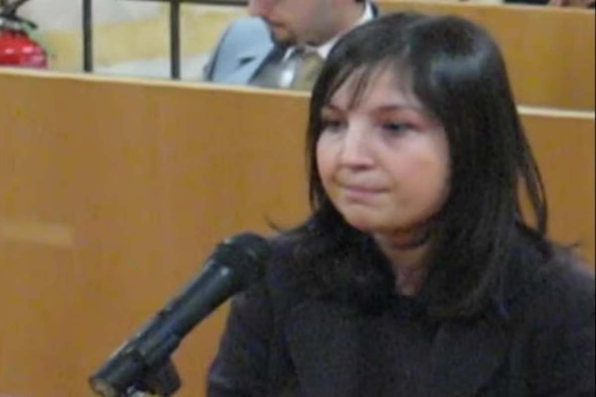 Chiara Poggi in un'aula universitaria