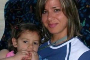 Piera Maggio tiene in braccio la figlia Denise Pipitone