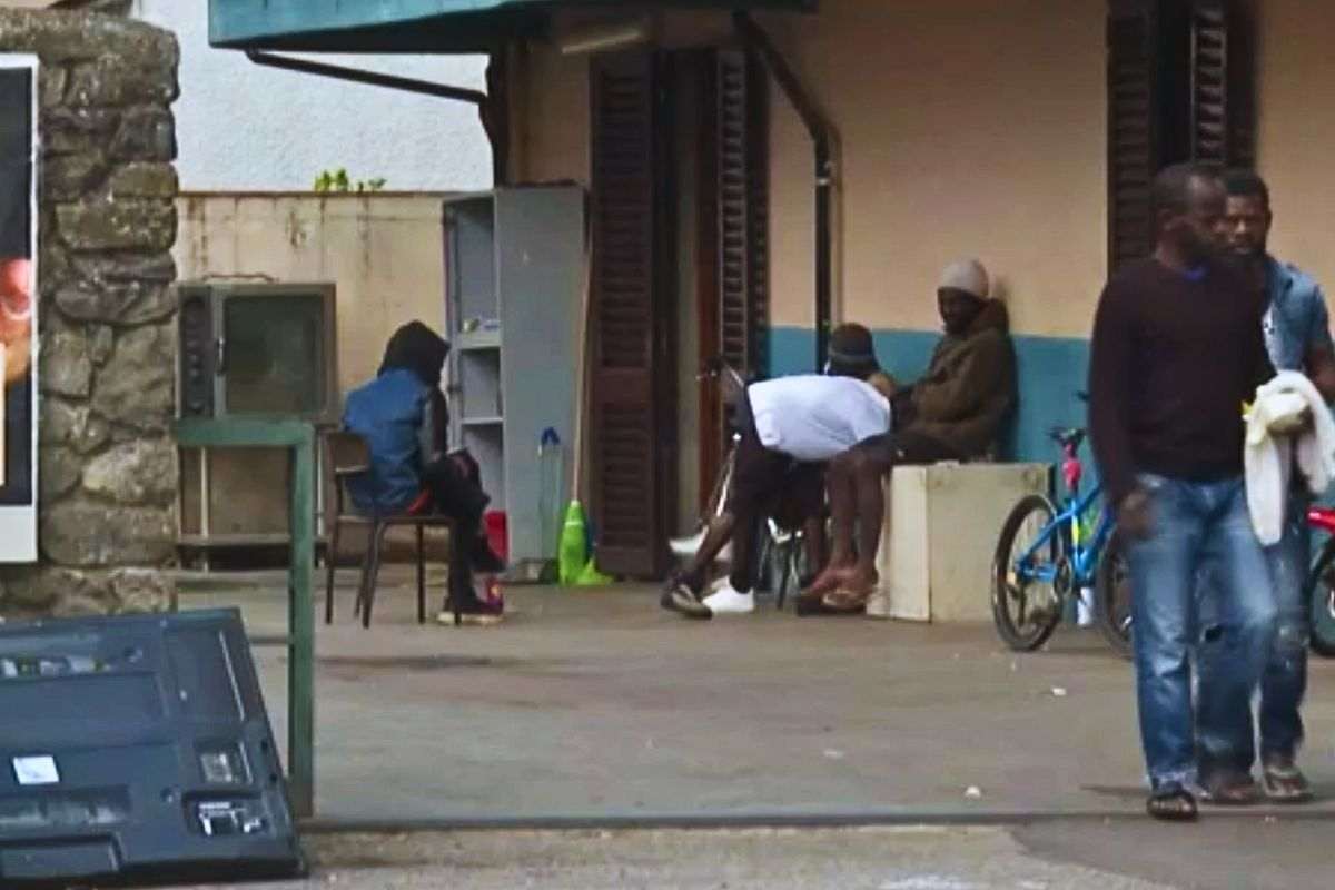 I migranti nel centro accoglienza di Vicofaro