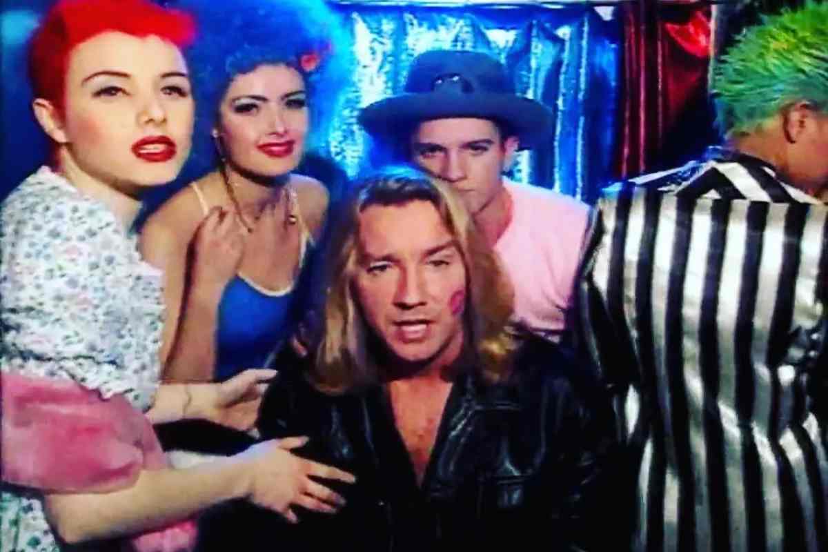 John Reid dei Nightcrawlers nel video del brano che lo ha reso iconico