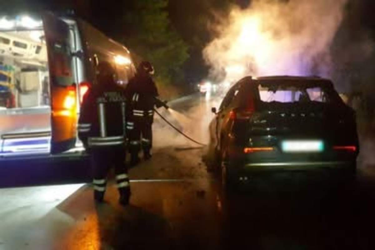 vigili del fuoco spengono incendio