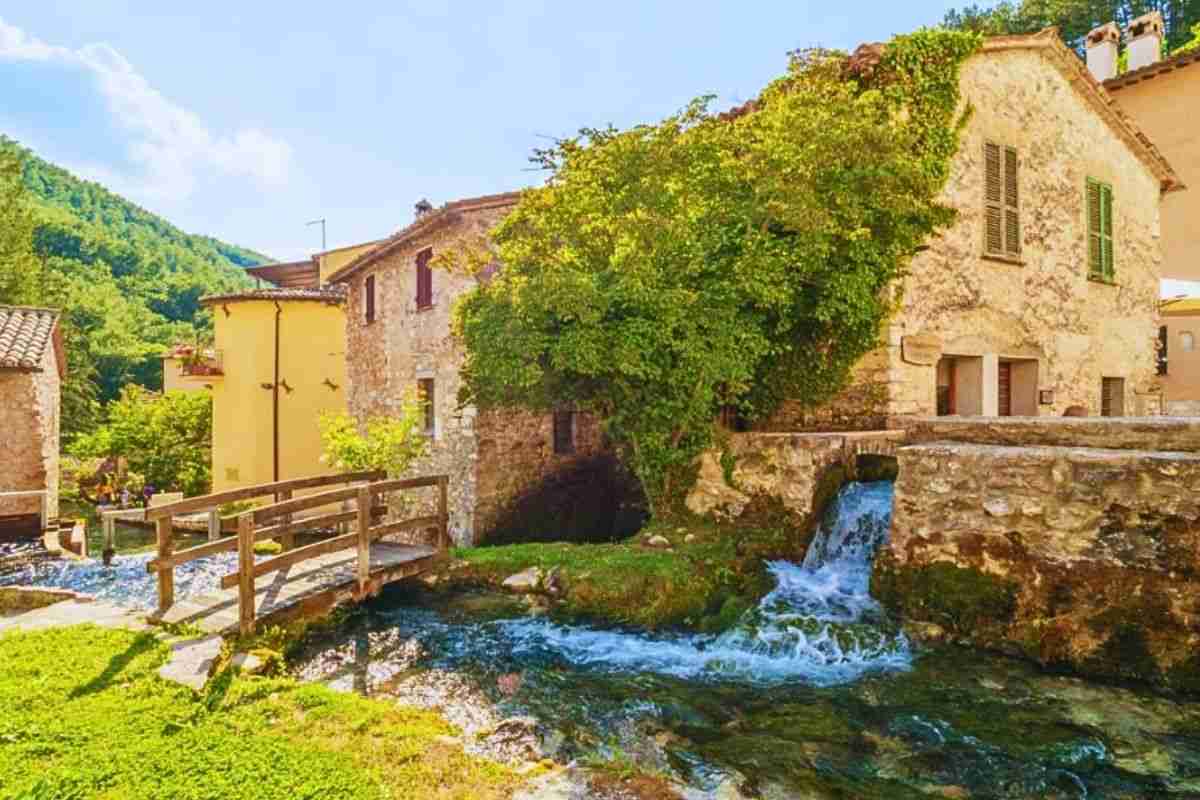 Il classico fiume con il ponticello di Rasiglia