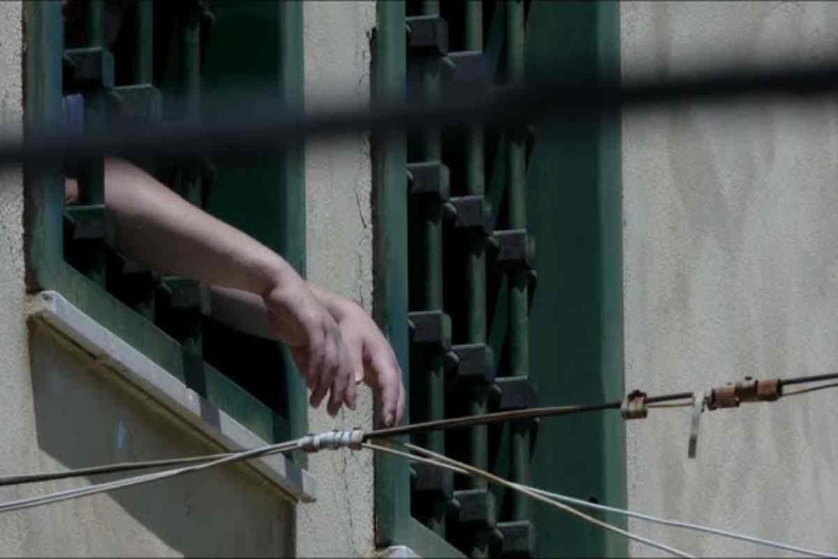 Una mano fuori dalla finestra di una cella del carcere