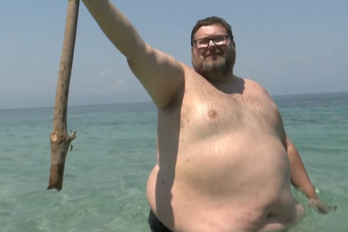 Mario Adinolfi sull'Isola dei Famosi a petto nudo