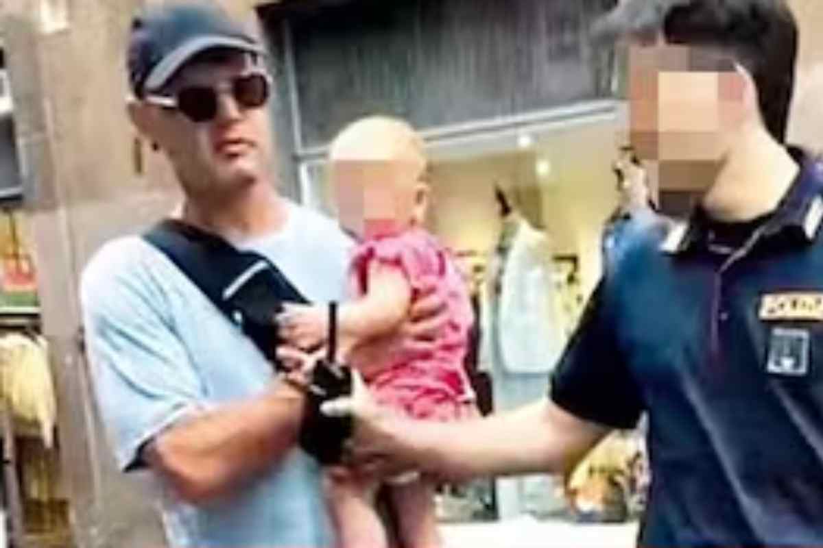 Francis Kauffman con la figlia in braccio
