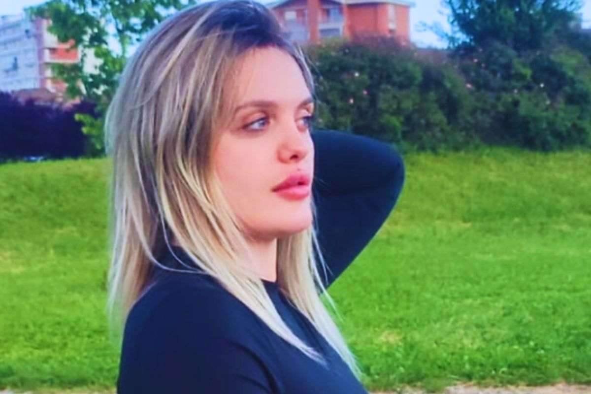 La ragazza in uno scatto al parco