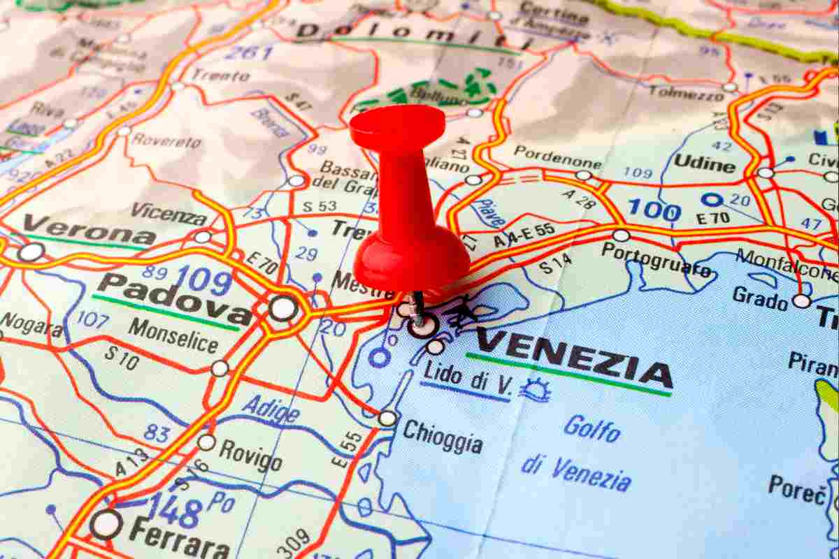 cartina con una puntina piazzata su venezia