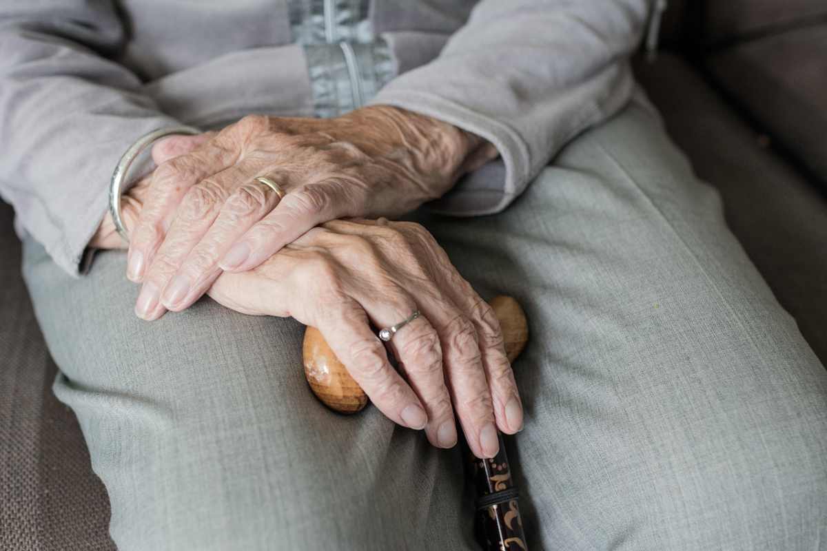 Mani di donna anziana