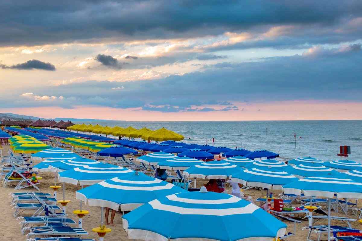 Ombrelloni aperti in spiaggi