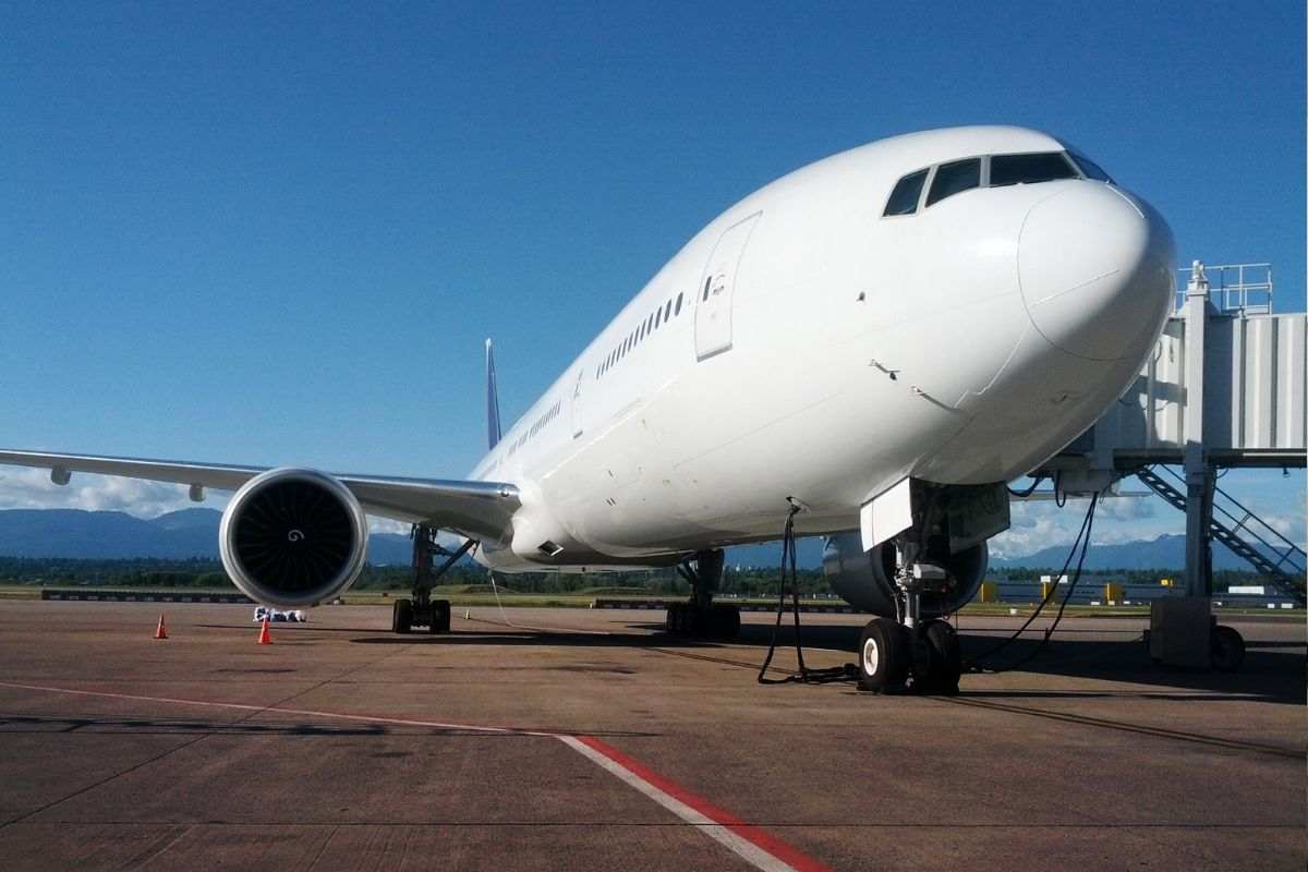 Passeggeri si imbarcano in aereo