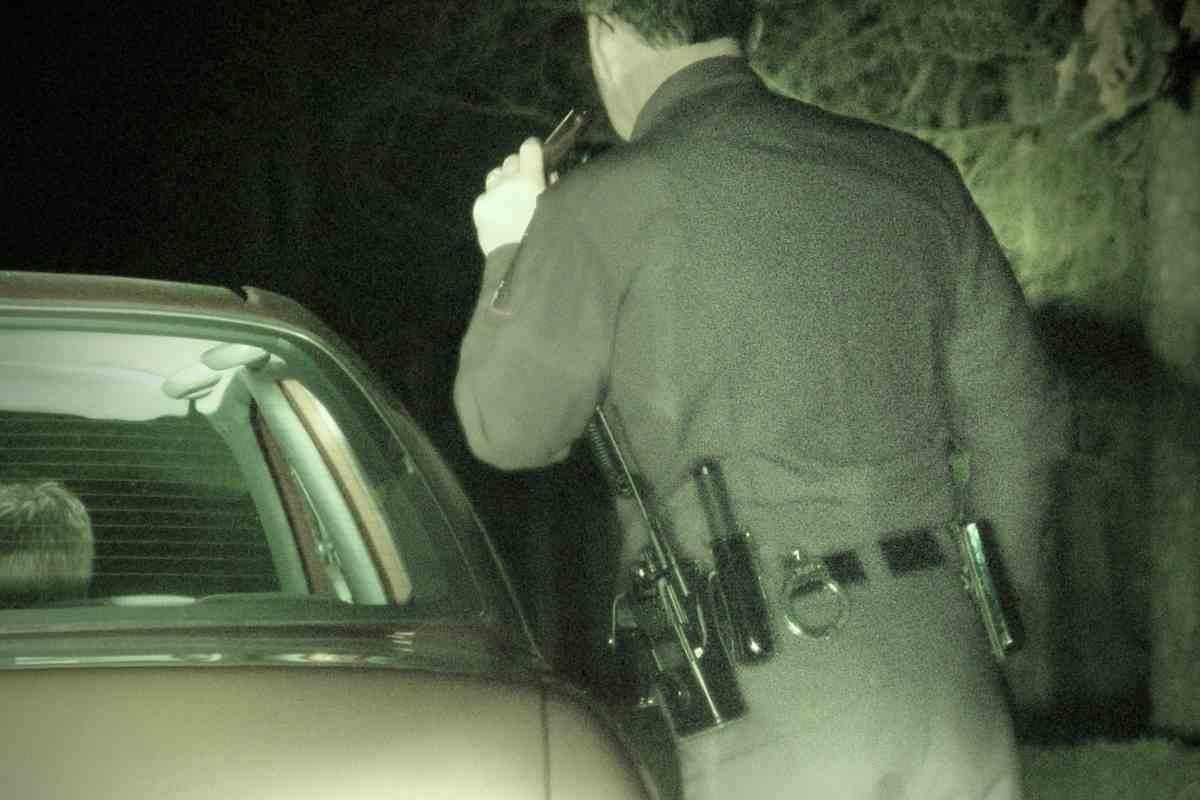 poliziotto si avvicina a un'auto appena fermata
