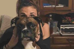 Alicia Leonardi col cane che ha salvato