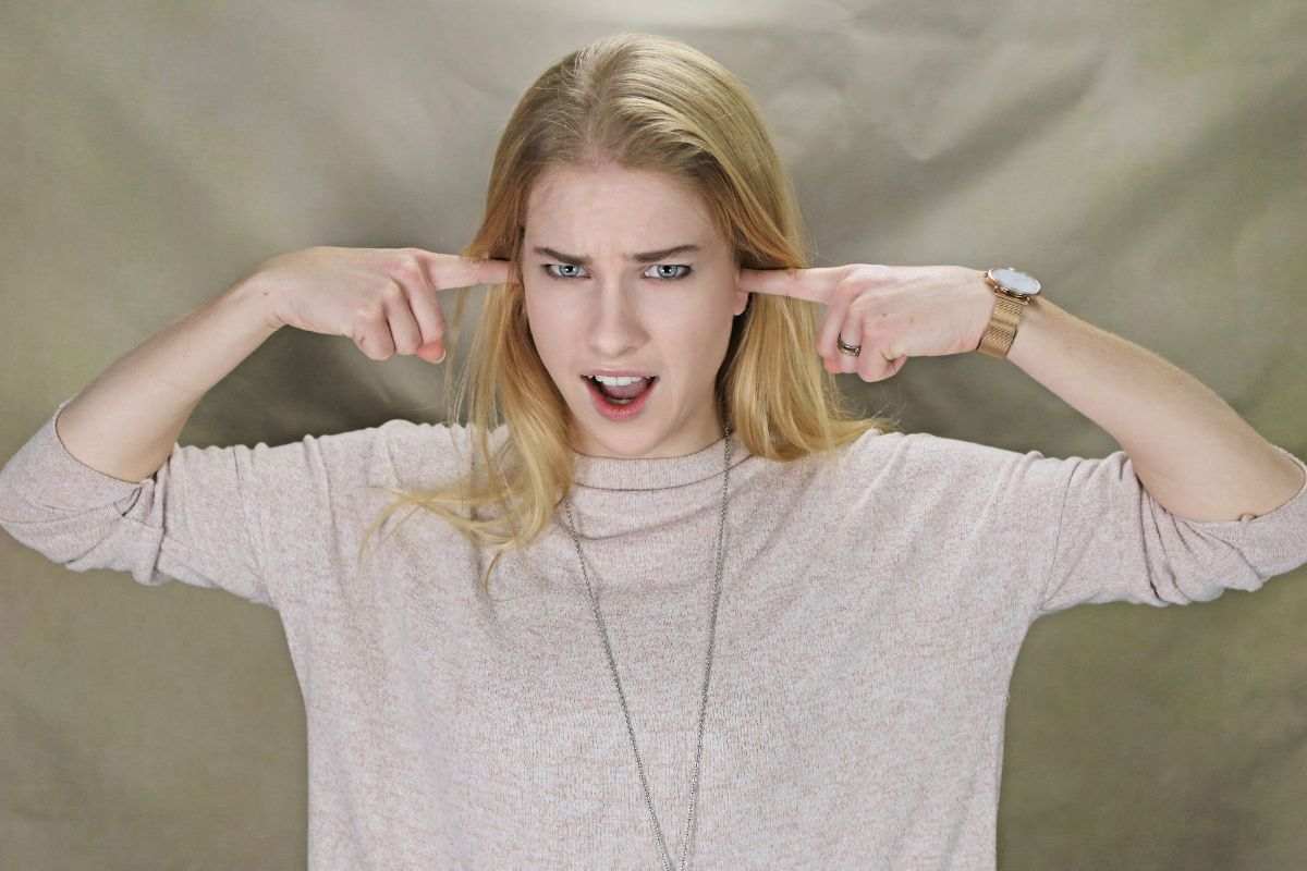 Ragazza si tappa le orecchie per non sentire