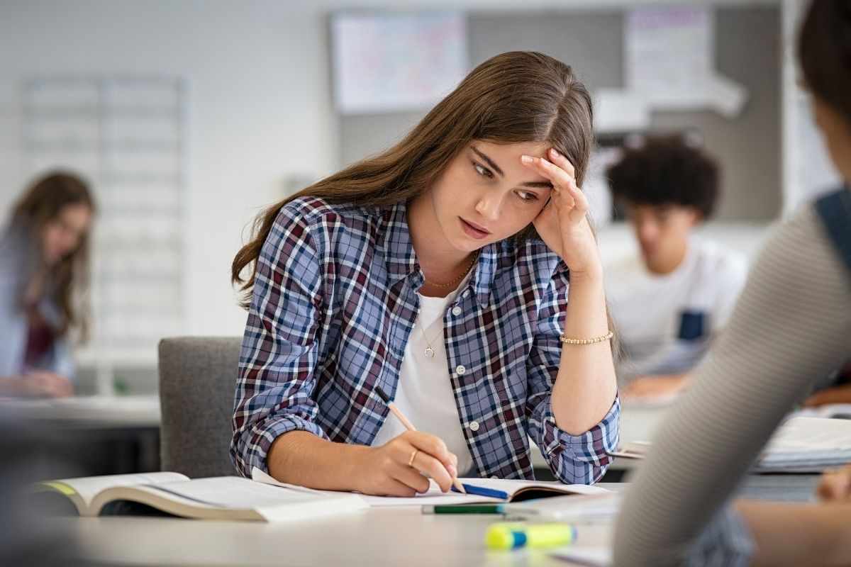 Ragazzi svolgono esame in aula