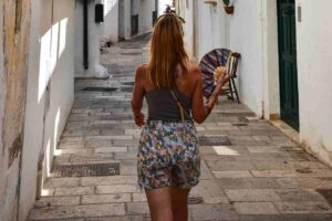 ragazza in giro nel centro storico di Gallipoli