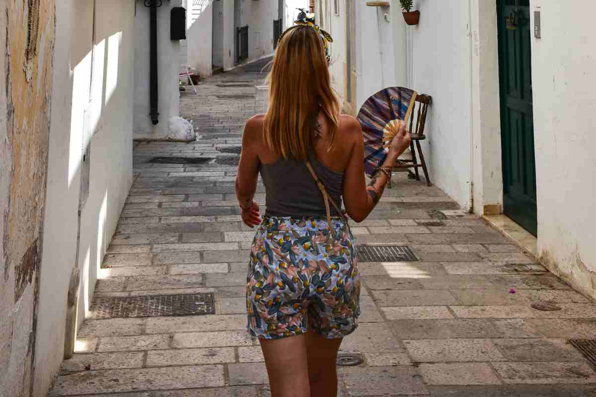ragazza in giro nel centro storico di Gallipoli