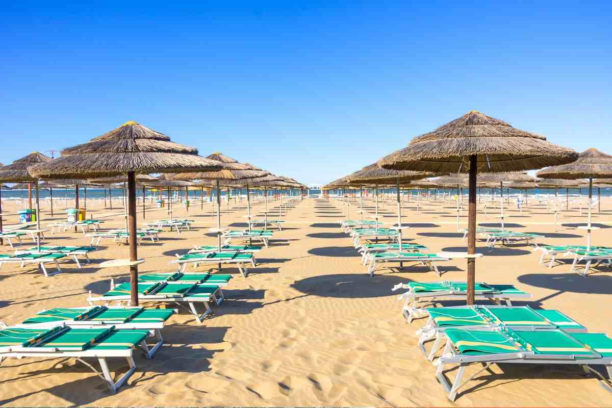 Spiaggia attrezzata con lettini e ombrelloni