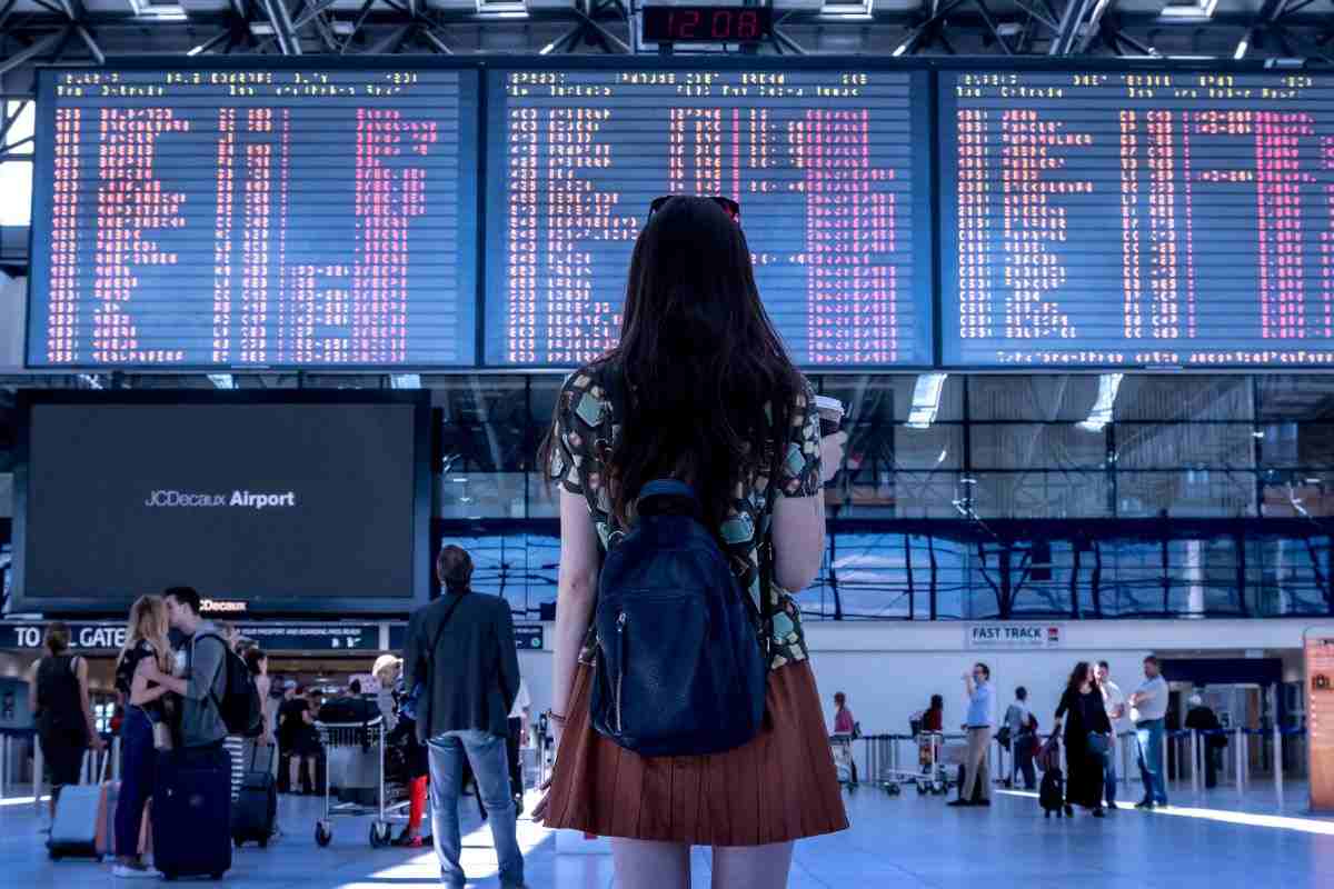 Tabellone delle partenze in aeroporto