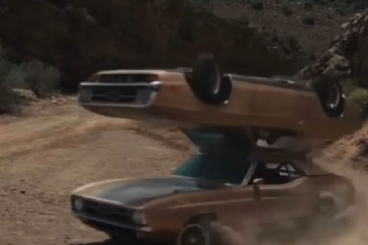Un frame della pubblicità del Twix con 2 auto una sopra l'altra