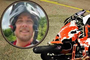 Una moto incidentata e il volto di Lorenzo Perugini