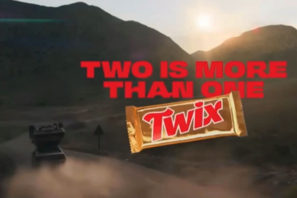 il finale della pubblicità del twix col claim two is more than one