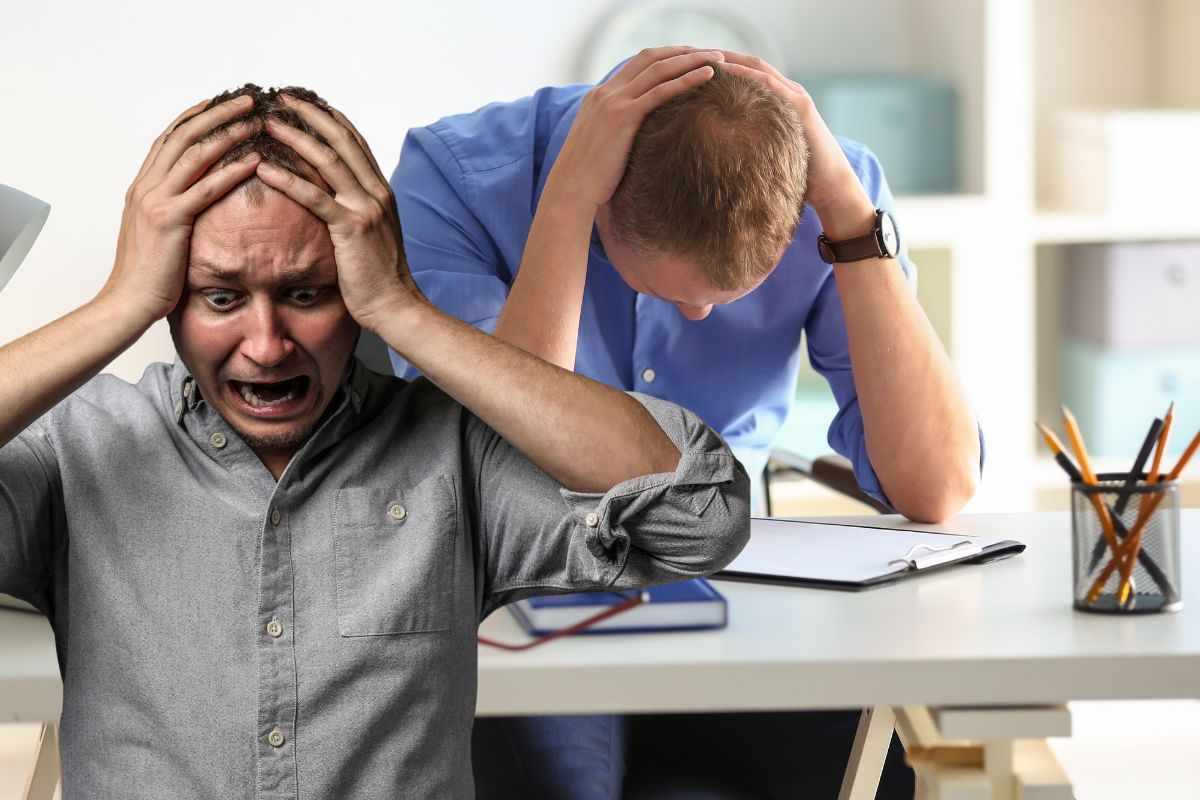 Uomo sotto stress in ufficio