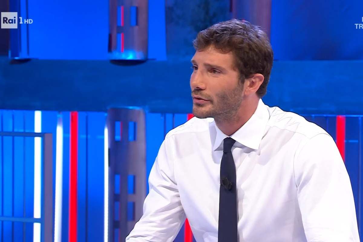 stefano de martino parla in studio