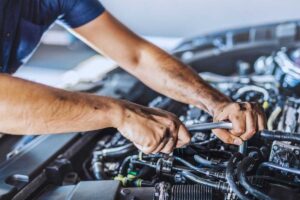meccanico al lavoro