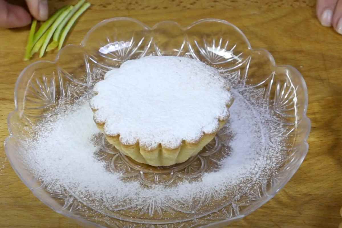 un dolcetto con zucchero a velo