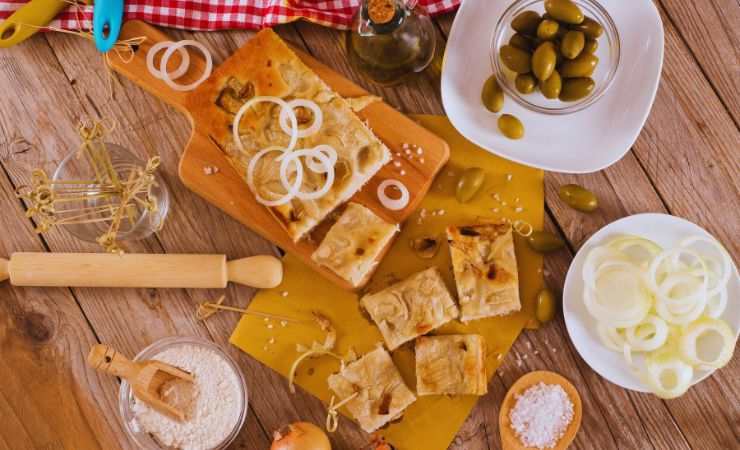focaccia con la cipolla e olive