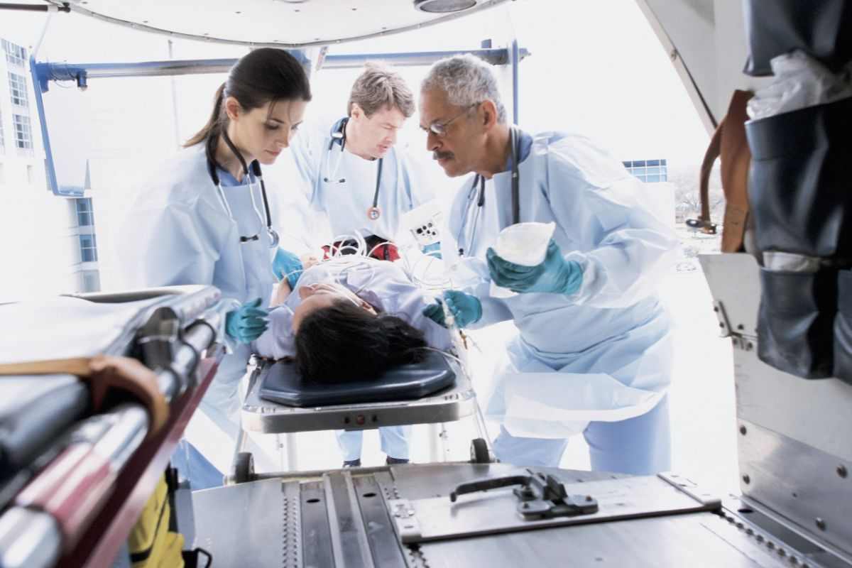 donna in ambulanza con dottori