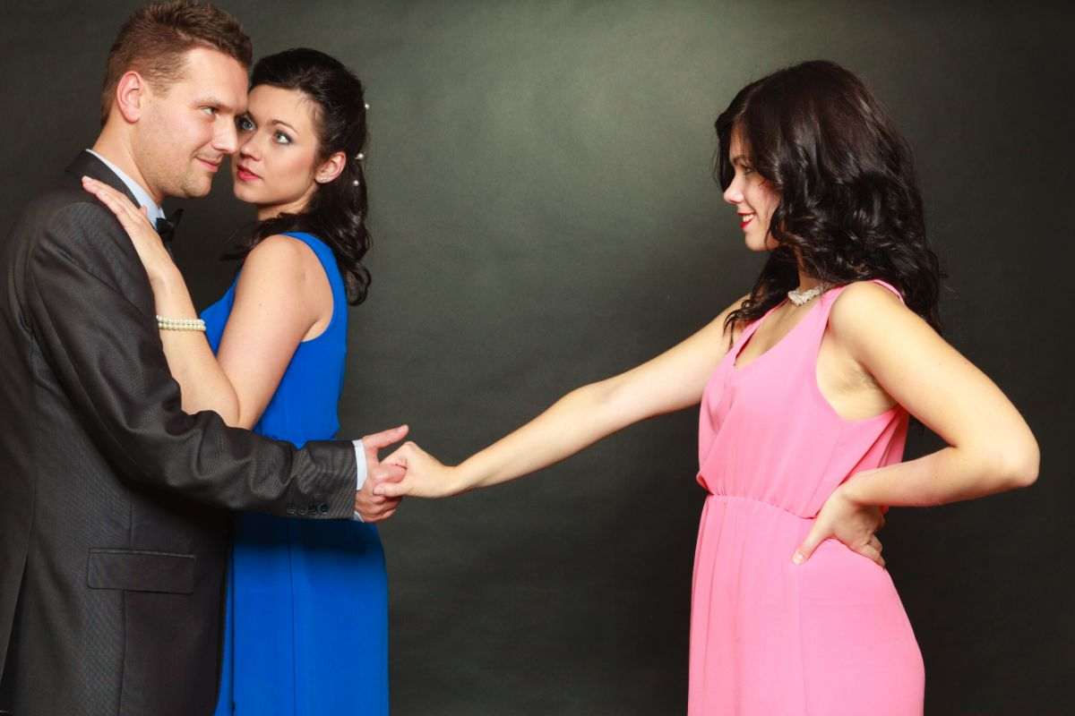 uomo con due donne