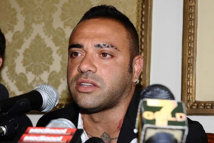 fabrizio miccoli di fronte ai microfoni