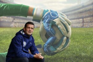 chivu seduto e un portiere sullo fondo