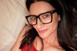 laura pausini con gli occhiali