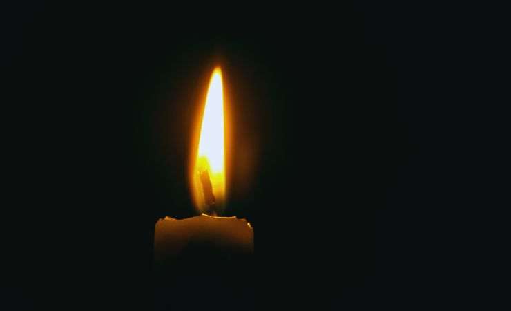 candela avvesa al buio