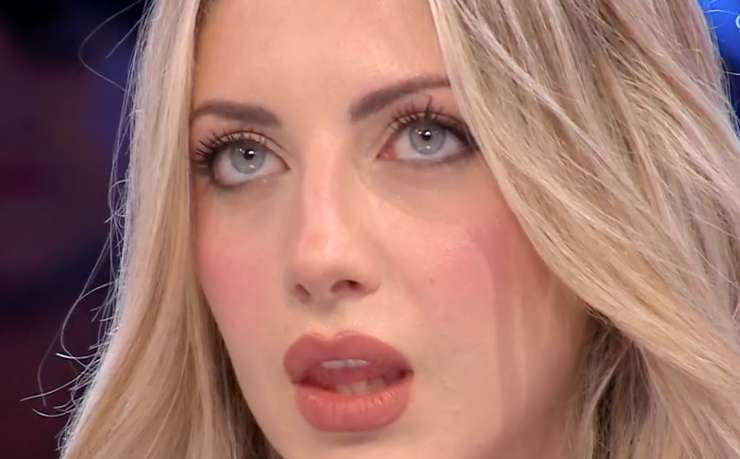 ragazza bionda in primissimo piano