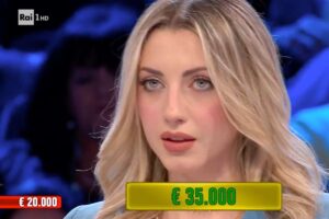 ragazza bionda ad affari tuoi
