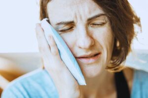 donna col ghiaccio per il mal di denti