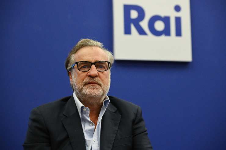 max tortora e dietro il logo rai