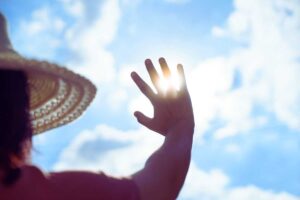 ragazza copre con la mano il sole