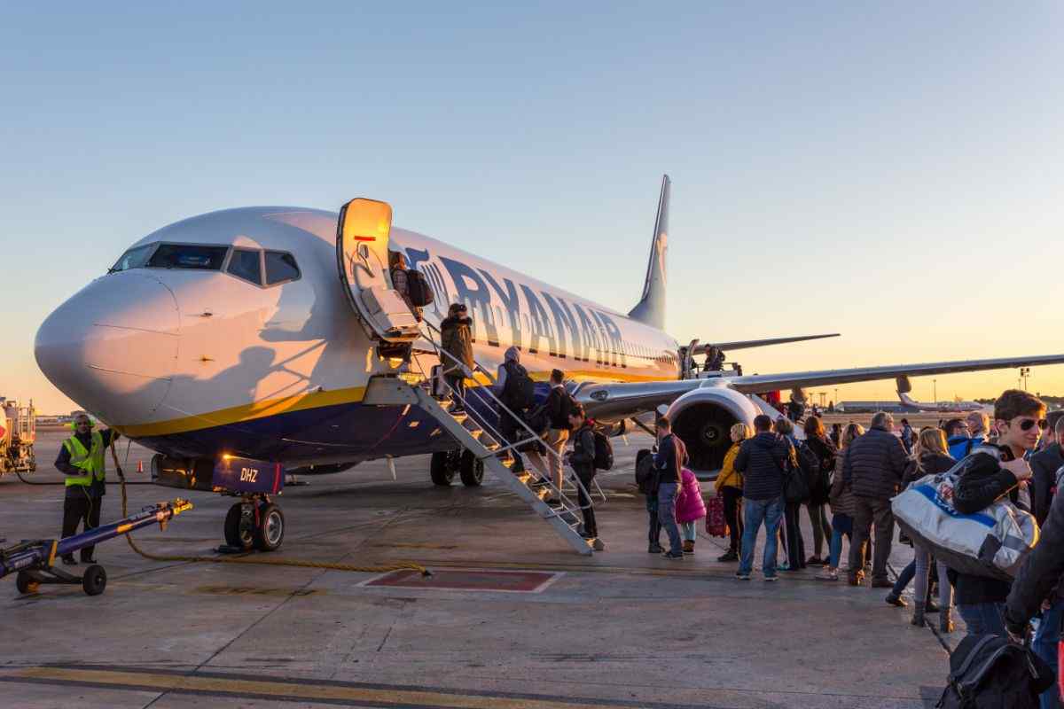 persone che salgono su un aereo
