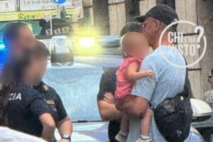 uomo fermato dalla polizia con una bambina in braccio
