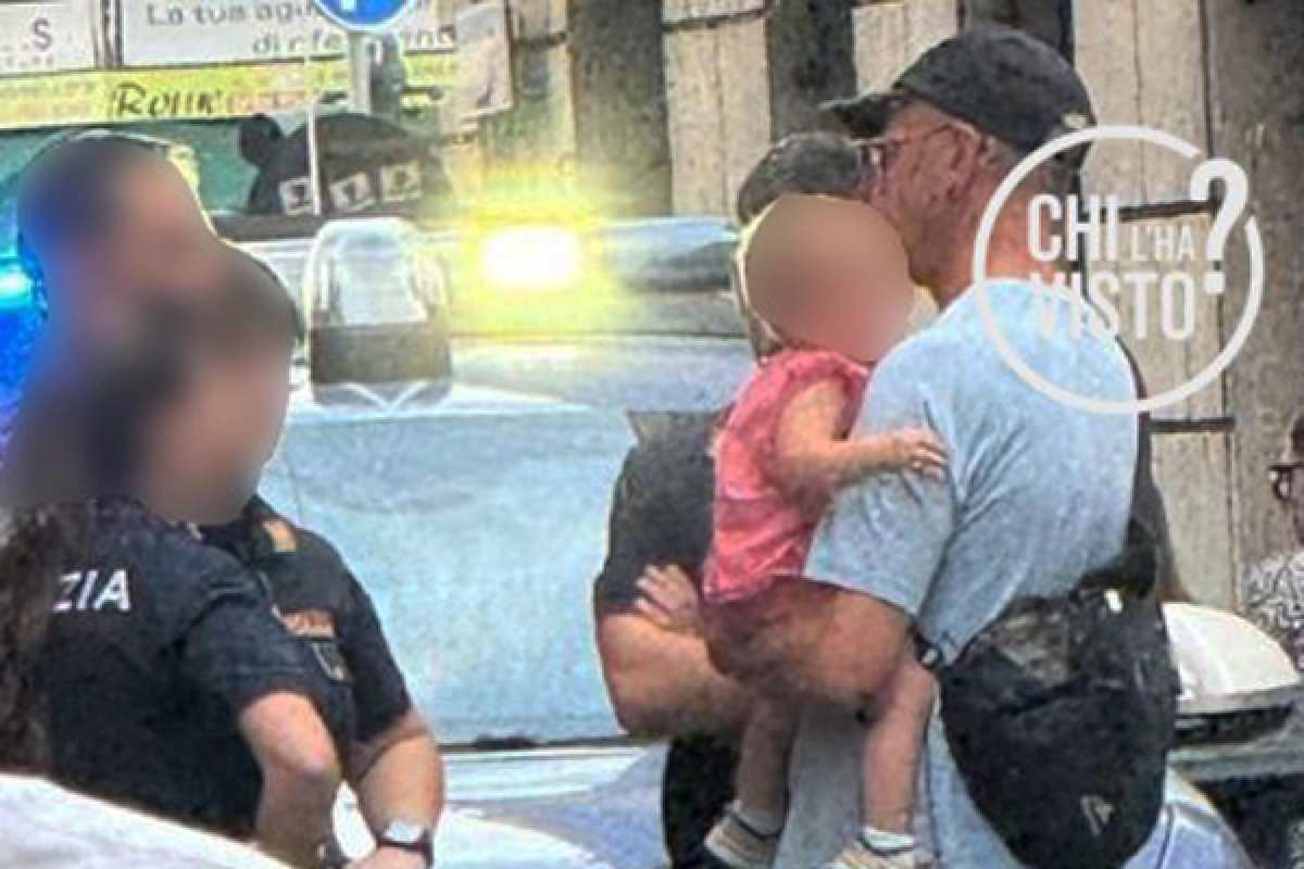 uomo fermato dalla polizia con una bambina in braccio