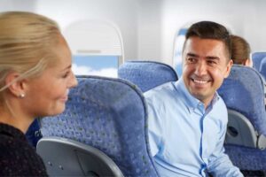 passeggeri su un aereo che parlano