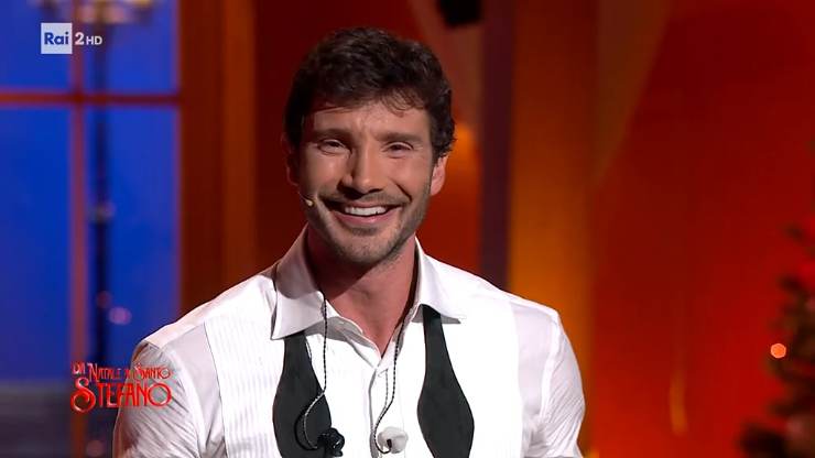stefano de martino sorride