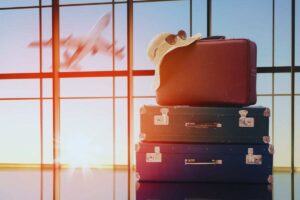 trolley e un aereo che dietro vola