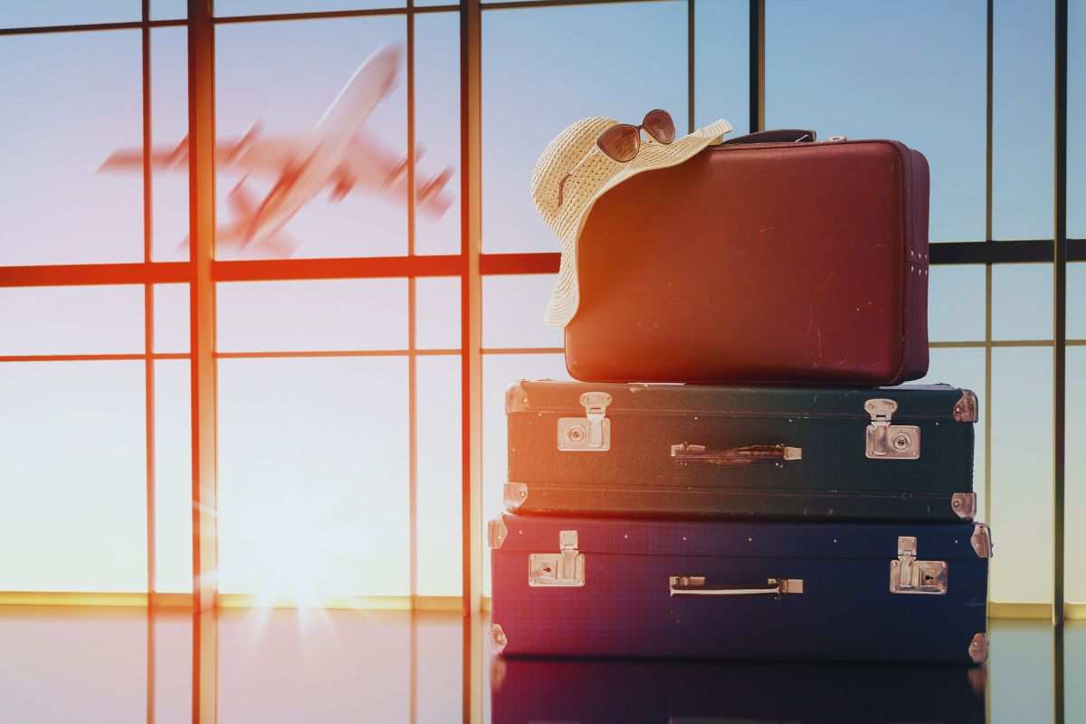 trolley e un aereo che dietro vola