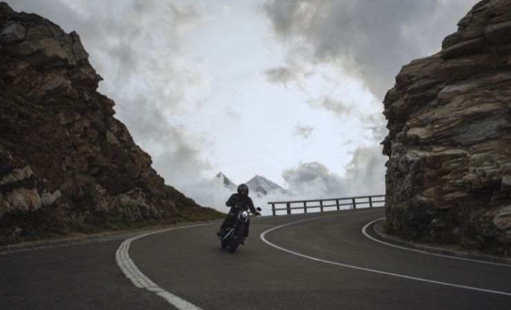 moto in curva