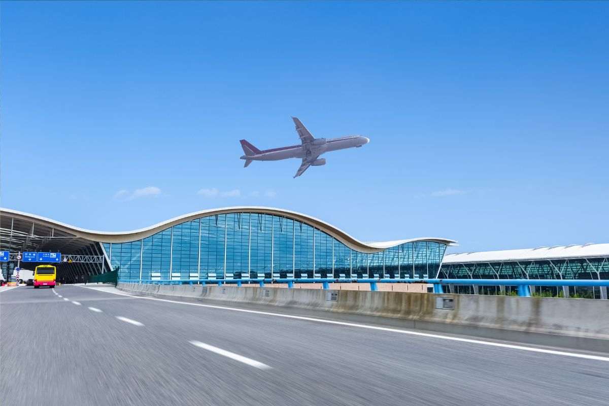 Aereo al decollo in aeroporto